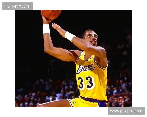 张伯伦低位单打主导禁区，对比贾巴尔更影响篮板